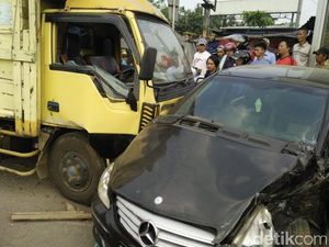 Tabrakan Beruntun di Cibiru Bandung, Seorang Bikers Tewas Tabrakan Beruntun di Cibiru Bandung, Seorang Bikers Tewas