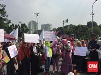 Harga Sembako Naik, Barisan Emak-Emak Militan Demo Jokowi