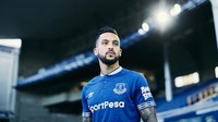 Everton punya kerah yang berbeda di jersey 2018/2019, lalu dengan motif logo Umbro di ujung lengan. Seragam mereka tak lagi terlihat seperti baju latihan. (Foto: footyheadlines)