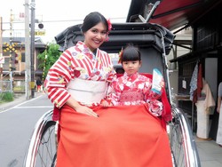 Denada Tetap Harus Kerja dan Nyanyi untuk Kesembuhan Anaknya