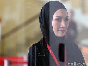 Steffy Burase Kembali Dipanggil KPK Jadi Saksi Irwandi Yusuf Steffy Burase Kembali Dipanggil KPK Jadi Saksi Irwandi Yusuf