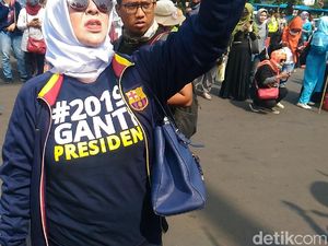 Kaus #2019GantiPresiden Warnai Aksi Emak-emak di Depan Istana