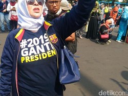 Kaus #2019GantiPresiden Warnai Aksi Emak-emak di Depan Istana