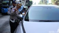 Kasat Lantas Polres Jakbar Turun ke Jalan Sosialisasikan Ganjil-Genap