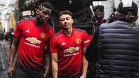Manchester United juga tak banyak mengubah tampilan jerseynya. Tiga garis khas Adidas kini berganti warna menjadi hitam dari sebelumnya putih. Sementara kerahnya kini menggunakan model v-neck. (Foto: Instagram @manchesterunited)