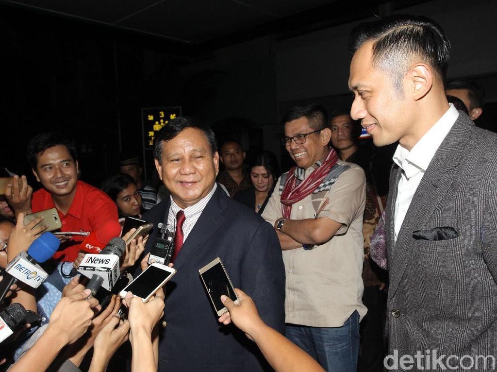 Saat Prabowo Minta Penilaian Apakah Serasi dengan AHY Saat Prabowo Minta Penilaian Apakah Serasi dengan AHY