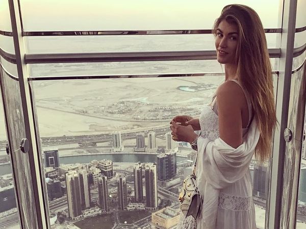 Foto: Liburannya Presenter Cantik Inggris, Amy Willerton
