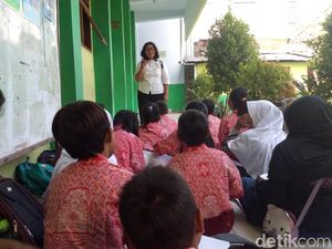 Menyedihkan, Siswa SD di Ponorogo Ini Nekat Belajar di Emperan