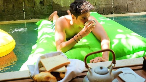 Gantengnya Mischa Chandrawinata Saat Kulineran Bareng Pacar dan Kembarannya