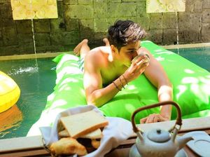 Gantengnya Mischa Chandrawinata Saat Kulineran Bareng Pacar dan Kembarannya