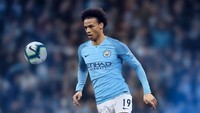 Tak ada banyak perubahan dari jersey Manchester City, kecuali pada kerah dan lengan yang kini berwarna lebih gelap. (Foto: footyheadlines)