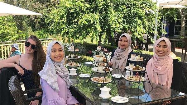 Mengintip Gaya Ngeteh Nurul Shamsul, Gadis Berhijab Pertama di Miss Universe New Zealand