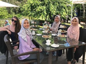 Mengintip Gaya Ngeteh Nurul Shamsul, Gadis Berhijab Pertama di Miss Universe New Zealand