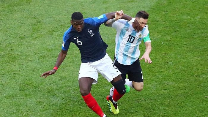 Lionel Messi saat dijaga Paul Pogba di Piala Dunia 2018 (Pilar Olivares/REUTERS) Lionel Messi saat dijaga Paul Pogba di Piala Dunia 2018 (Pilar Olivares/REUTERS)