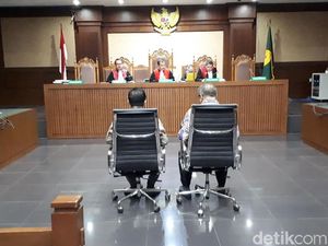Cagub Sultra dan Walkot Kendari Didakwa Terima Suap Rp 6,7 M Cagub Sultra dan Walkot Kendari Didakwa Terima Suap Rp 6,7 M