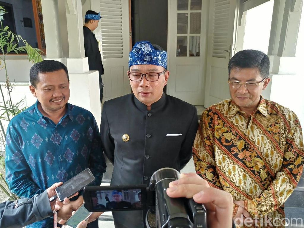 Ridwan Kamil Janji Hadiahi Alun-alun dan Bandros untuk Sumedang Ridwan Kamil Janji Hadiahi Alun-alun dan Bandros untuk Sumedang