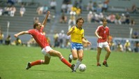 Zico. Main di Piala Dunia 1978, 1982, 1986 bersama Brasil dengan pencapaian terbaik finis ketiga (1978). (Foto: Allsport UK /Allsport)