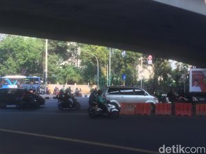Penampakan Perempatan Mampang Saat Uji Coba Ganjil Genap