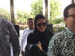 Foto: Berkacamata Hitam, Gaya Steffy Burase Penuhi Panggilan KPK