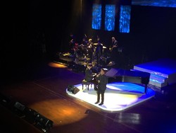 Memori hingga Tawa di Konser Perdana The Piano Man Candra Darusman