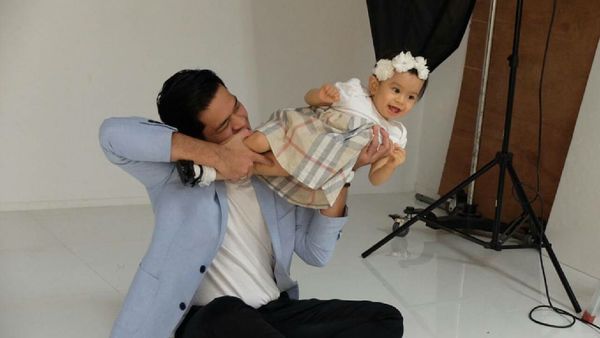 Aksi Seru si Ayah Kocak Surya Insomnia dengan si Kecil