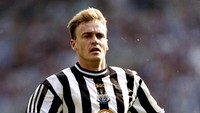 Usai mengantar Prancis menjadi juara Piala Dunia 1998 tanpa bikin satu gol sama sekali sepanjang turnamen, Stephane Guivarch diboyong Newcastle United. Dia gagal bersinar dengan cuma bermain empat kali dan bikin satu gol, yang membuat Manajer Kenny Dalglish menyesal membelinya kala itu. (Foto: Shaun Botterill/Allsport/Getty Images)