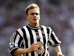 Usai mengantar Prancis menjadi juara Piala Dunia 1998 tanpa bikin satu gol sama sekali sepanjang turnamen, Stephane Guivarch diboyong Newcastle United. Dia gagal bersinar dengan cuma bermain empat kali dan bikin satu gol, yang membuat Manajer Kenny Dalglish menyesal membelinya kala itu. (Foto: Shaun Botterill/Allsport/Getty Images)