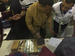 Ratusan Bungkus Rokok Calhaj Disita di Asrama Haji Surabaya