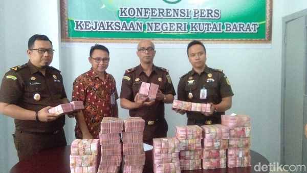 Cash! Ini Penampakan Rp 3,5 Miliar yang Dibalikin Profesor Teja