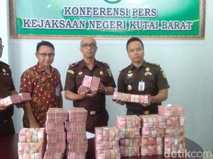 Cash! Ini Penampakan Rp 3,5 Miliar yang Dibalikin Profesor Teja Cash! Ini Penampakan Rp 3,5 Miliar yang Dibalikin Profesor Teja