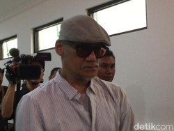 Sidang Putusan Ditunda, Tio Pakusadewo Berkaca-kaca
