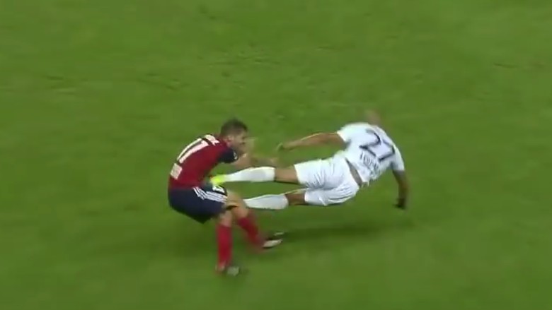 Tekel Horor ala Tendangan Kung Fu di Laga Kualifikasi Liga Champions Tekel Horor ala Tendangan Kung Fu di Laga Kualifikasi Liga Champions