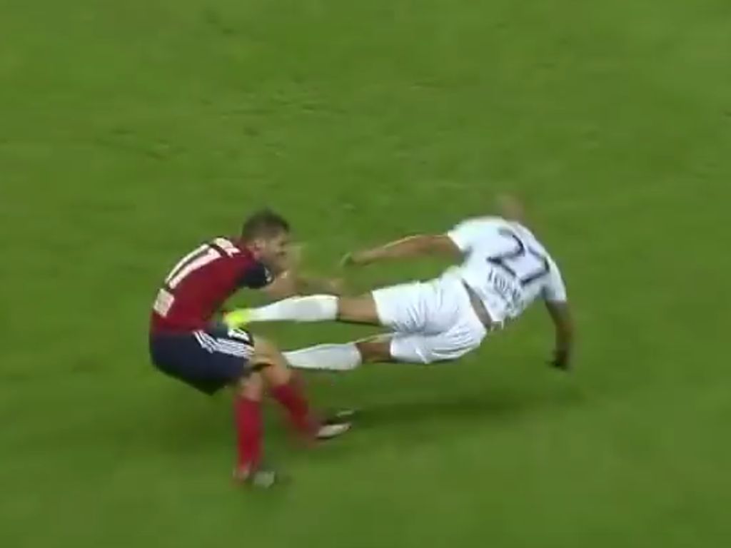 Tekel Horor ala Tendangan Kung Fu di Laga Kualifikasi Liga Champions Tekel Horor ala Tendangan Kung Fu di Laga Kualifikasi Liga Champions