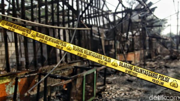 Penampakan Lapak Pedagang yang Hangus Terbakar di Kelapa Gading
