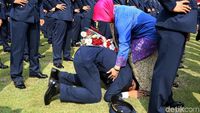 Momen Haru Orang Tua dan Perwira TNI Usai Dilantik Jokowi