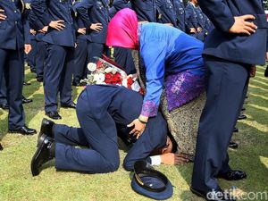 Momen Haru Orang Tua dan Perwira TNI Usai Dilantik Jokowi Momen Haru Orang Tua dan Perwira TNI Usai Dilantik Jokowi