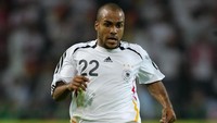 Tampil gemilang di pos sayap kanan Timnas Jerman pada Piala Dunia 2006, David Odonkor dibeli Real Betis dari Borussia Dortmund. Namun kariernya di Spanyol lebih banyak diisi cedera. Ia sempat kembali ke Jerman, sebelum akhirnya pensiun di usia 29 tahun karena kerusakan lututnya sudah terlalu parah. (Foto: Jamie McDonald/Getty Images)