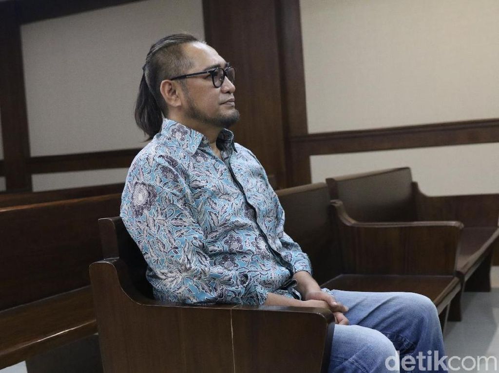 Choel Berkuncir Kuda: Namanya di Tahanan Banyak Waktu Banyak Gaya Choel Berkuncir Kuda: Namanya di Tahanan Banyak Waktu Banyak Gaya