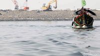 Melihat Kondisi Nelayan di Dekat Jembatan Penghubung Pulau Reklamasi