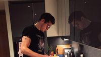 Ini Isaac Carew, Kekasih Penyanyi Dua Lipa yang Ganteng dan juga Pintar Memasak