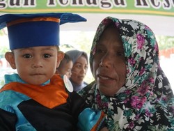 Keren Nih, Anak-anak Umur 2 Tahun Sudah Diwisuda