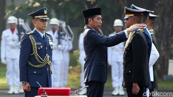 Foto: Jokowi Lantik Ratusan Taruna-Taruni Akmil dan Akpol