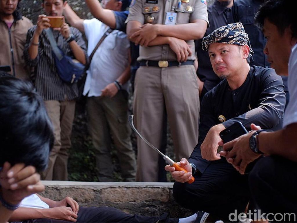 Bersama Polisi, Bima Arya Sergap 3 Pelajar Penjual Senjata Tajam Bersama Polisi, Bima Arya Sergap 3 Pelajar Penjual Senjata Tajam