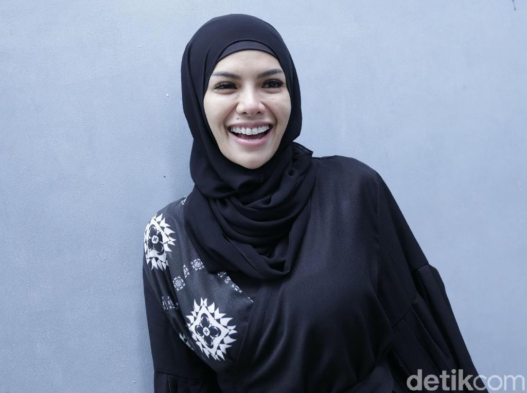 Celetukan Nikita Mirzani Sindir Harta Dipo hingga Operasi Miss V Celetukan Nikita Mirzani Sindir Harta Dipo hingga Operasi Miss V