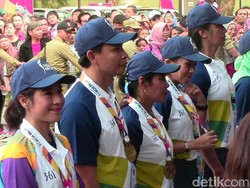 Menteri PUPR dan Dian Sastro Ikut Kirab Obor Asian Games di Solo