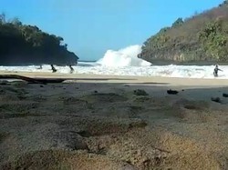 Heboh di Sosmed, Lagi Kemping di Pantai Dihantam Ombak