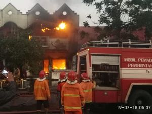 Diduga karena Elpiji, Kafe di Ruko Stadion Kediri Ludes Dilalap Api