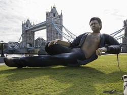 Patung Raksasa Jeff Goldbulm di London Dikritik karena Semi-Topless