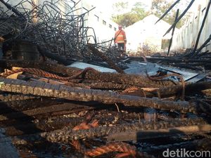 Gudang Rotan di Plered Cirebon Ludes Terbakar