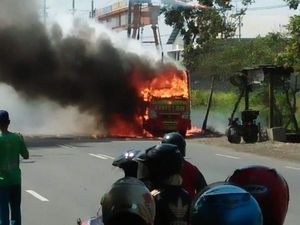 Truk Bermuatan Kaporit Terbakar di Prambon Sidoarjo